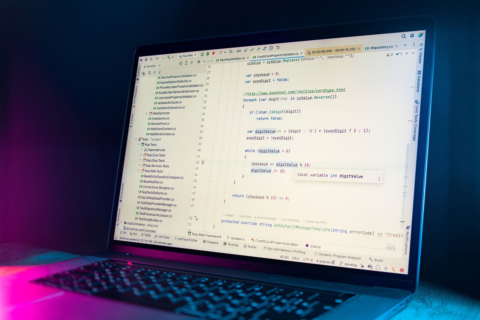 Editor mostrando los archivos iniciales de un proyecto generado automáticamente