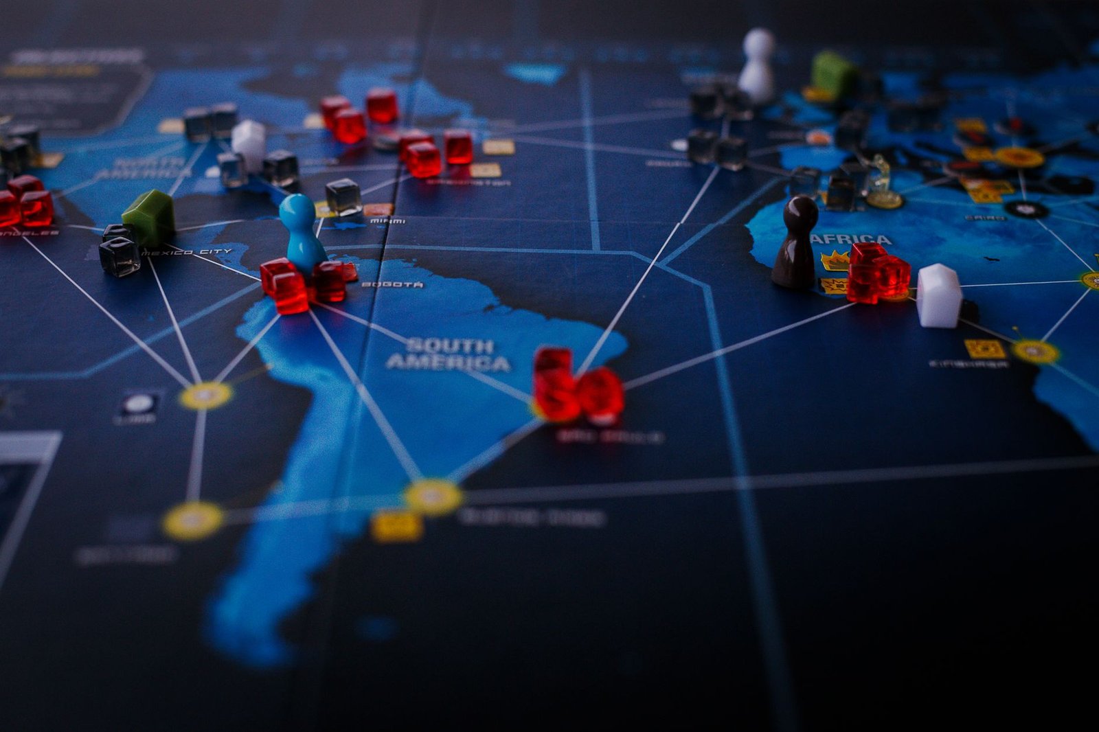 Mapa mundial con nodos conectados que representa replicación global de datos asimétrica