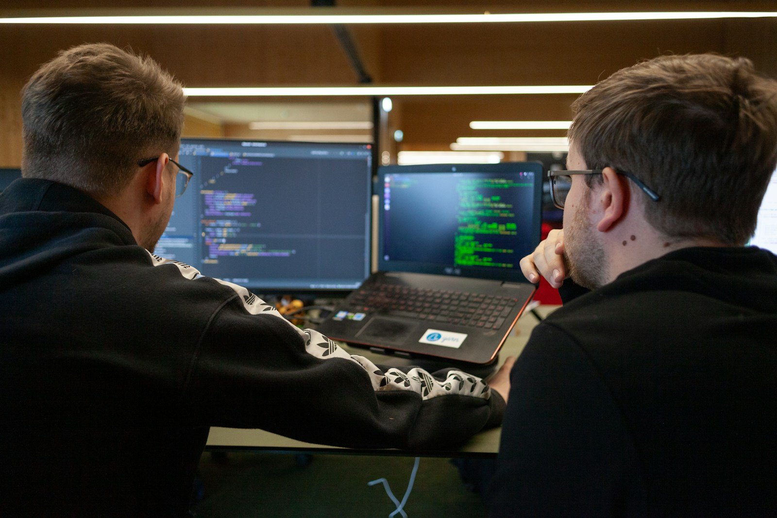 Dos desarrolladores revisando juntos un proyecto antes de pasarlo a producción