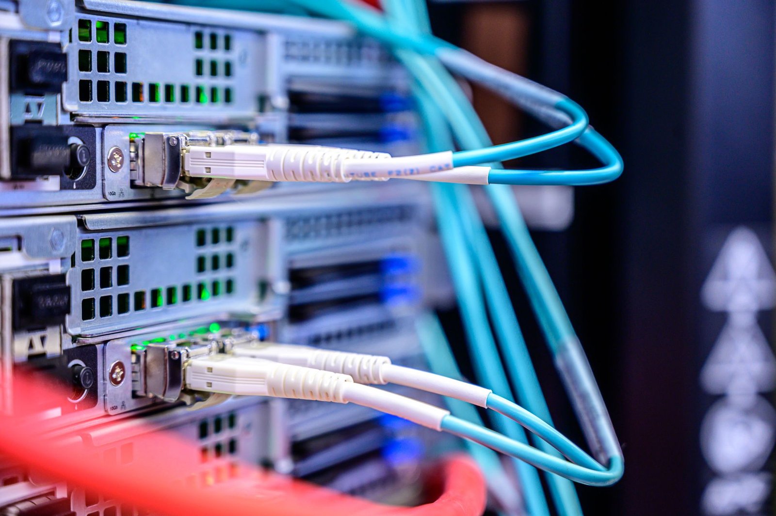 Cables de red en rack de servidores que representan la capa de acceso a datos