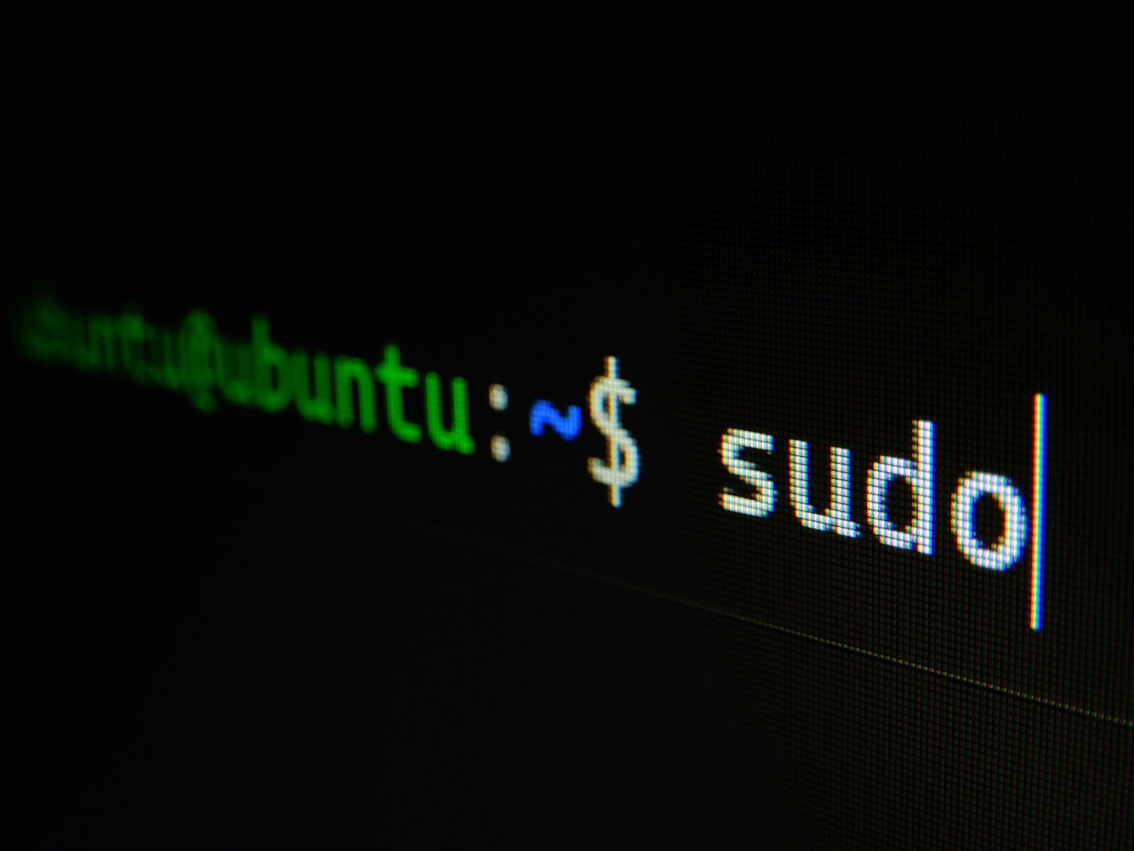 Terminal con consulta SQL a pg_stat_activity mostrando sesiones agrupadas por estado