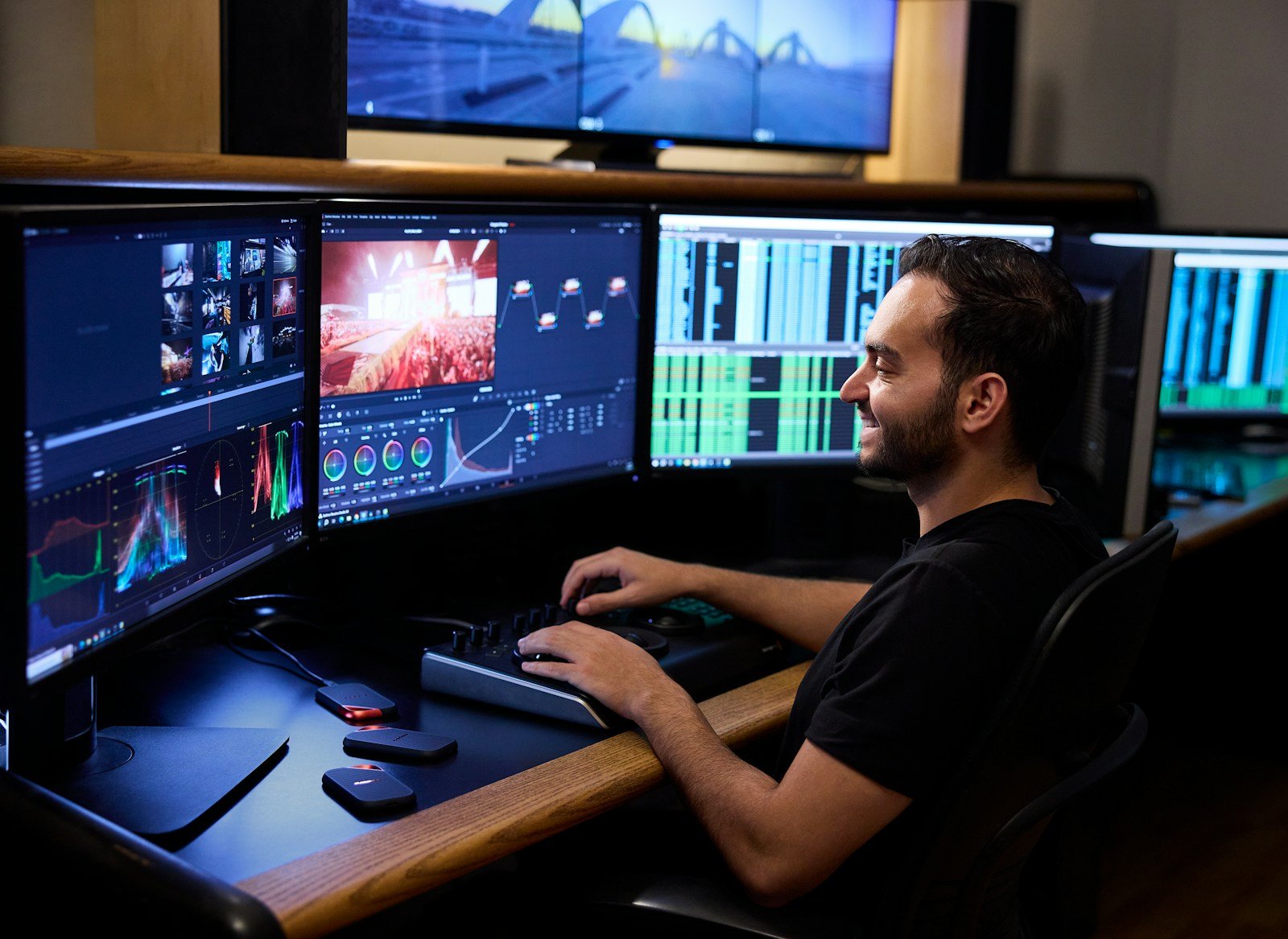 Estación de trabajo de desarrollo con editor de código abierto en dos monitores