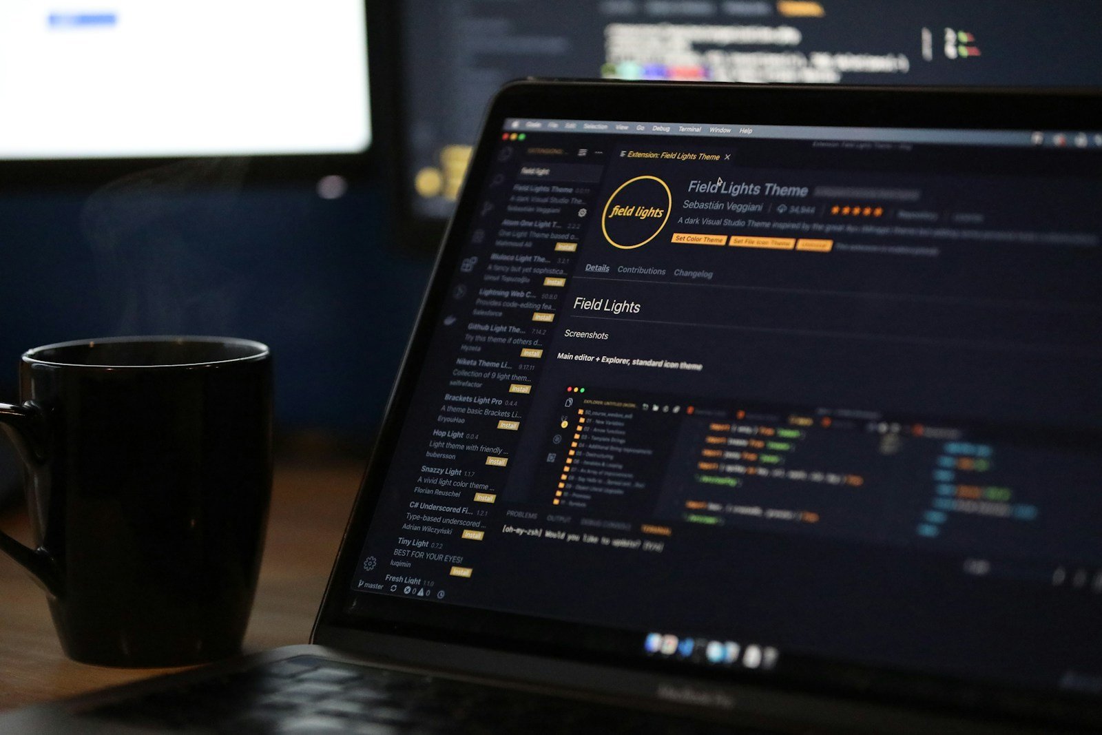 Esquema de base de datos relacional en portátil durante revisión de arquitectura backend