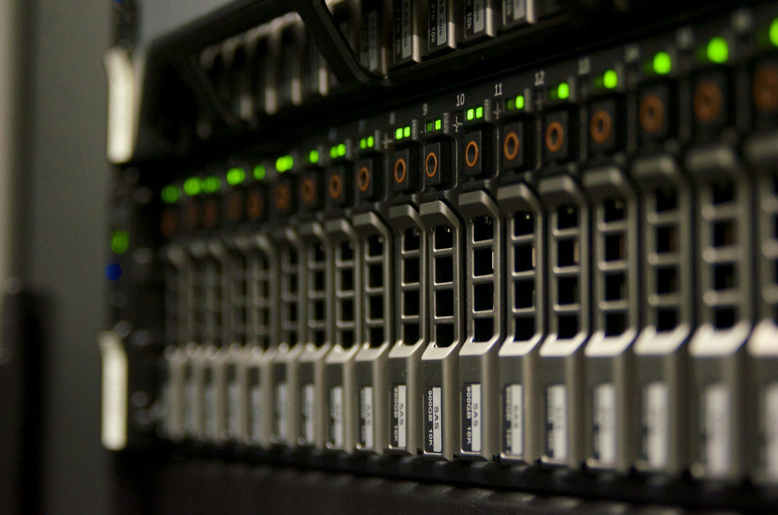 Racks de red en centro de datos ilustrando la latencia entre aplicación y base de datos