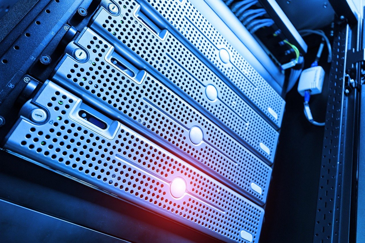 Rack de servidores que ilustra el límite físico de memoria por proceso en Postgres