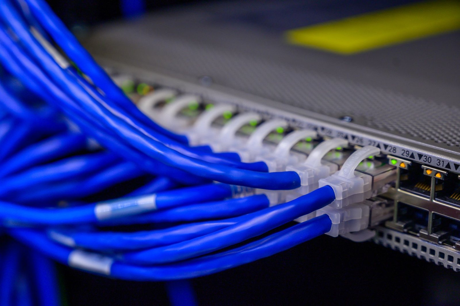 Switch de red con cables representando la multiplexación de sesiones hacia Postgres