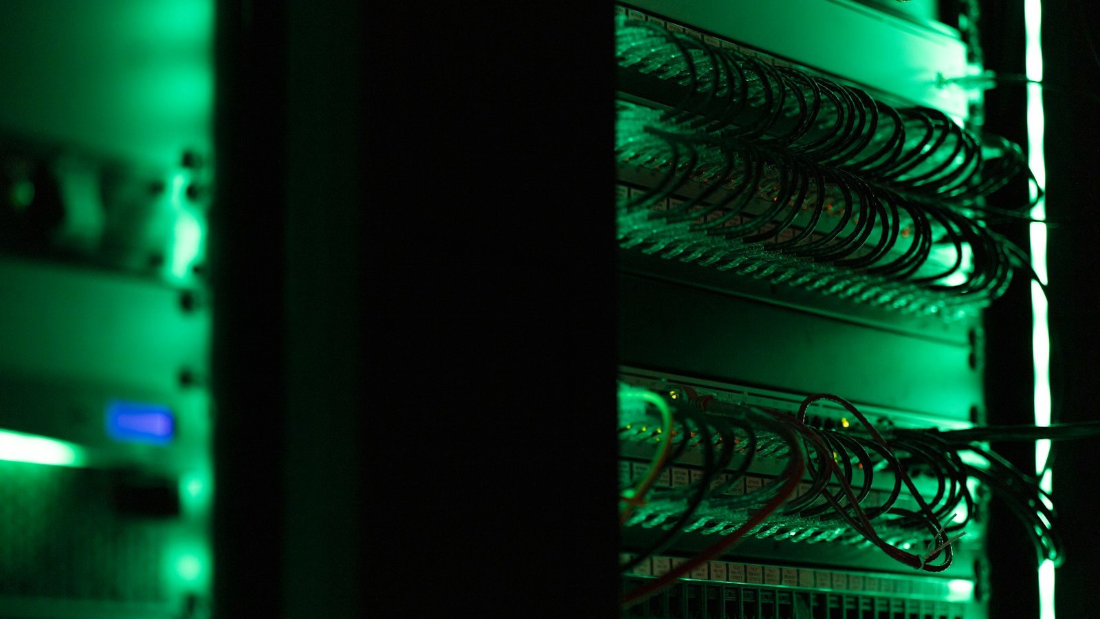 Rack de servidores donde se verifica la restauración real de copias de seguridad